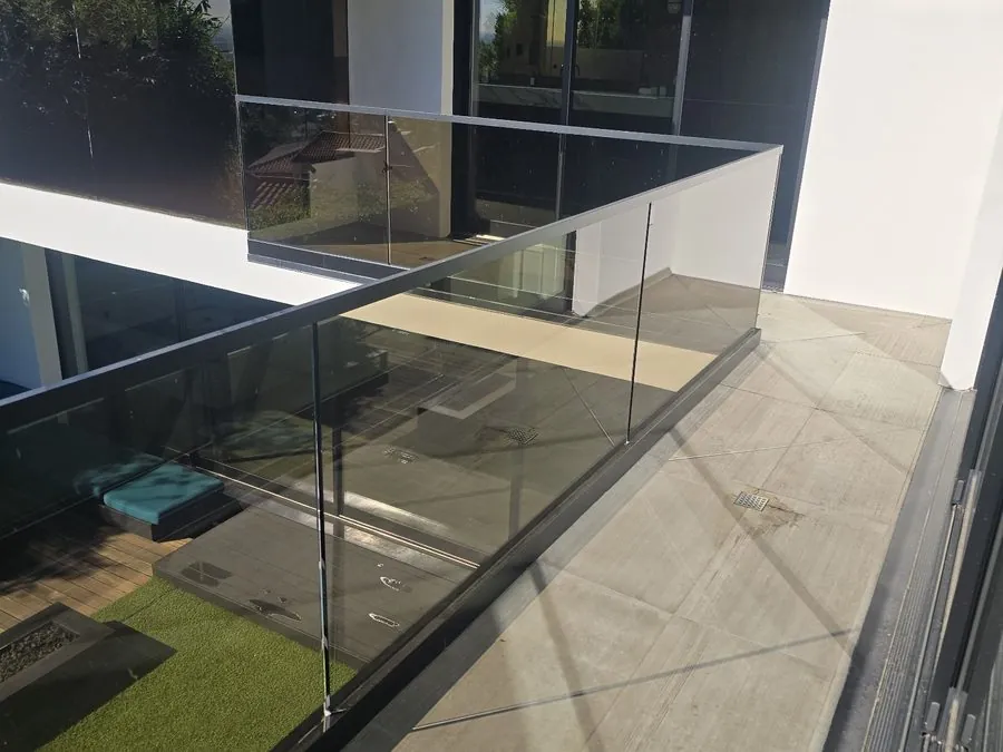 Glass balcony railing with slim posts on a modern Los Angeles home