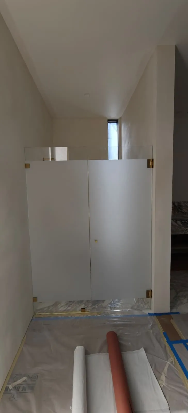 Steam enclosure with operable transom — floor-to-ceiling frosted Starphire double doors in a Los Angeles primary bathroom, installed by Versa Glass Co.